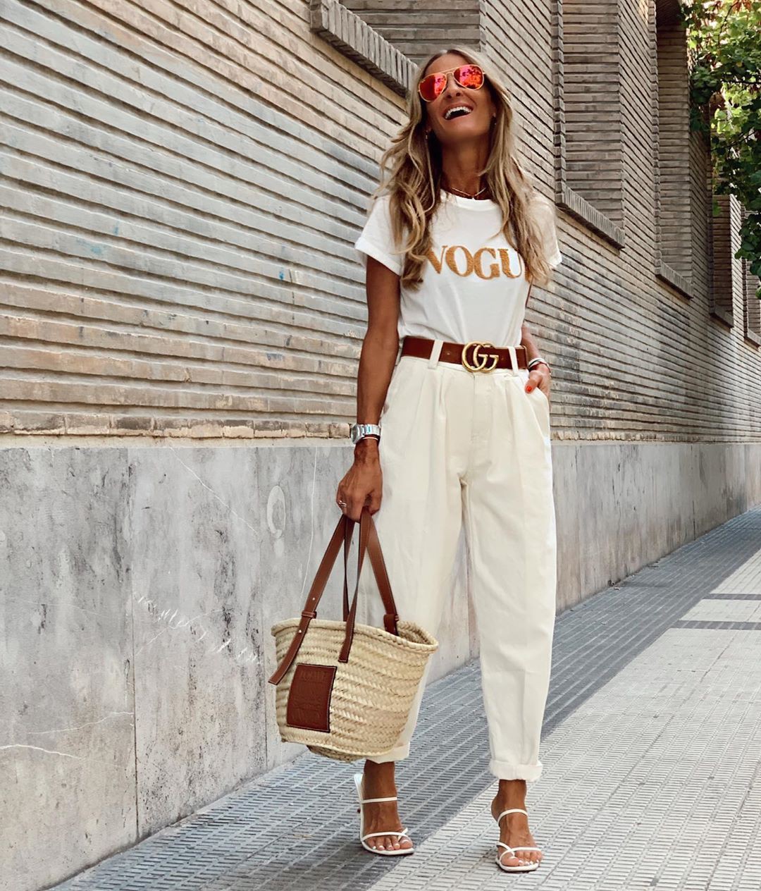 White and tan colour outfit ideas 2020 with crop top, shirt, jeans: Crop top,  T-Shirt Outfit,  Fashion week,  Street Style,  Paris Fashion Week,  Slouchy Pants  