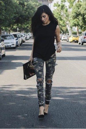 Camo pants and black top: Street Style,  Brown Outfit,  Army Leggings Outfit  