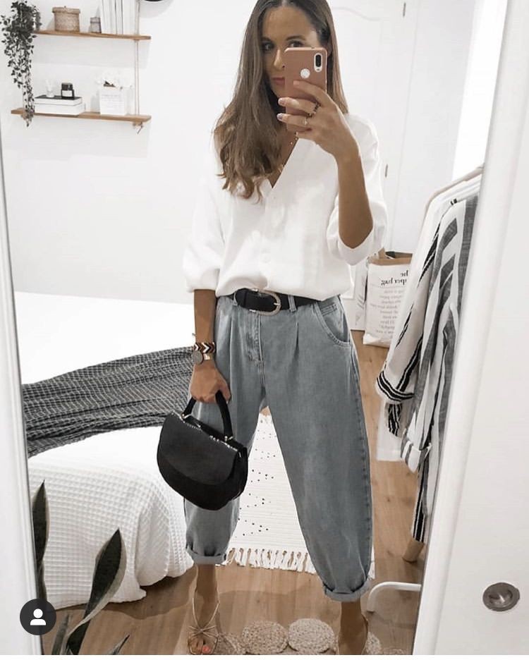 White style outfit with sportswear, mom jeans, trousers: Mom jeans,  T-Shirt Outfit,  White Outfit,  Slouchy Pants  