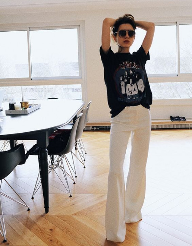 Wide Leg Jeans and T-Shirt: Sunglasses,  Short hair,  White Jeans,  women’s shirt,  Boyfriend Pants  