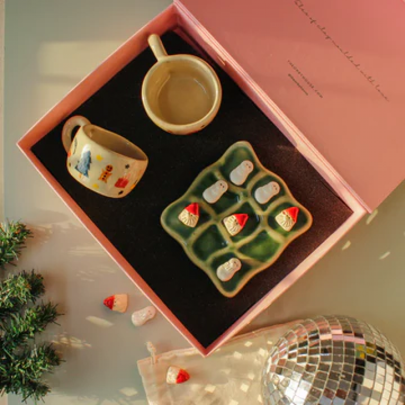 Christmas Holiday Game Gift Box: 