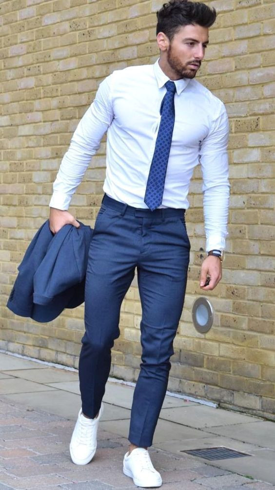 Light Blue Shirt, Interview Fashion Outfits With Dark Blue And Navy Jeans, Piazza Della Signoria: 