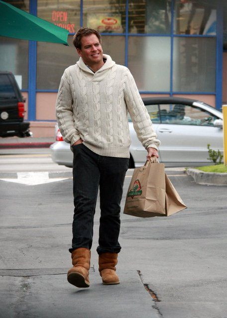 Beige Sweater, Uggs Outfits With Black Jeans, Boys Wearing Uggs: 