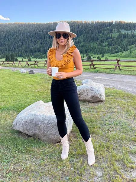 Spring dresses, outfit inspiration shoulder | Jeans, shorts, tights Outfit Ideas: 